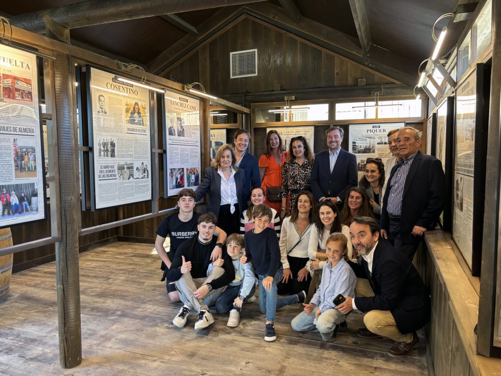 Momento del descubrimiento del panel de Manuel Sanchez Cano en el Museo n5 deMiniHollywood Oasys (Tabernas, Almer&iacute;a)
