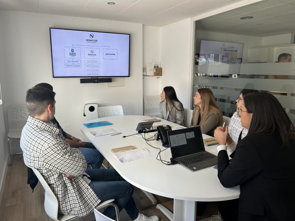 ¡Bienvenidos a Senator! Comienzan las Becas D-UAL 2024 con prometedores talentos - Senator Hotels & Resorts