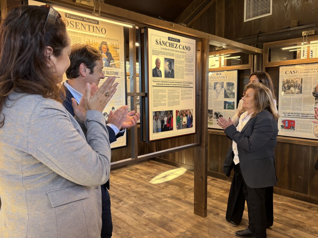 Panel Manuel S&aacute;nchez Cano Familia en Museo n5 de MiniHollywood Oasys (Tabernas, Almer&iacute;a)